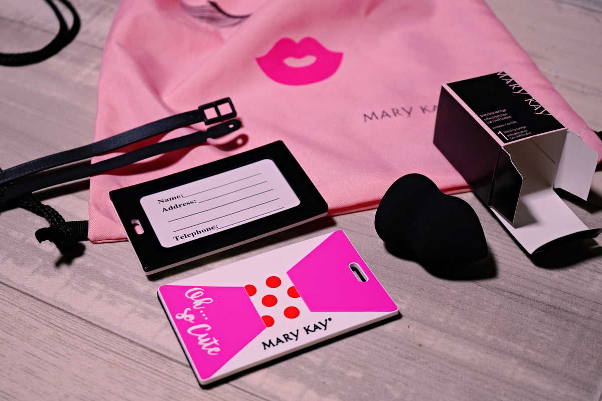 Soutěž o batůžek, make-up houbičku a cestovní visačky Mary Kay